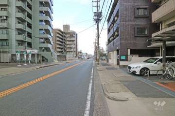 敷地南側の前面道路（東側から）