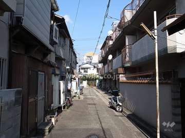 敷地西側の前面道路