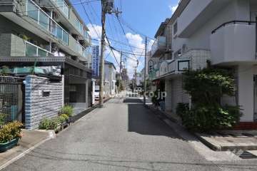 敷地北側の前面道路(西側から)