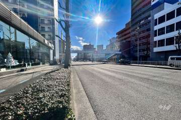 敷地西側の前面道路