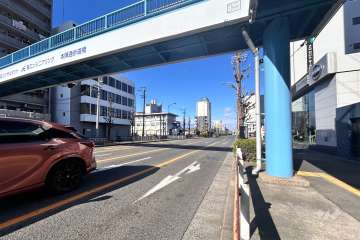 敷地西側の前面道路