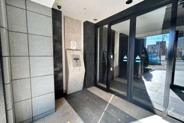 エントランスはオートロック付きです。