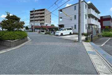 敷地北西側の前面道路（南西側から）