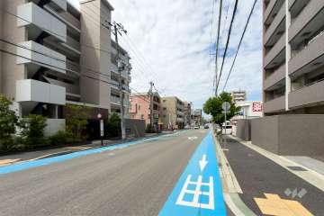 敷地南側の前面道路（東側から）