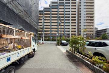 敷地北側の前面道路（西側から）