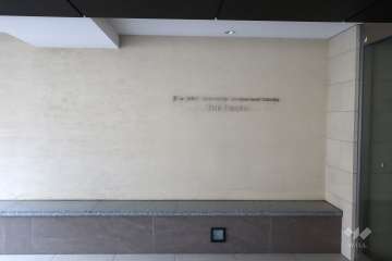 エントランスのマンションの銘板