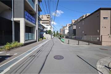 敷地南側の前面道路（西側から）