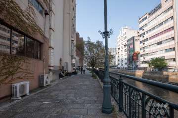 敷地東側の前面道路（南側から）