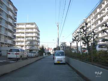 周辺は同一シリーズのマンションが立ち並んでいます