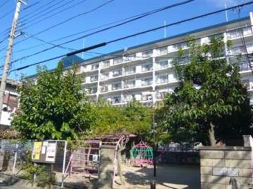 外観（南側からみる）　公園に隣接しています