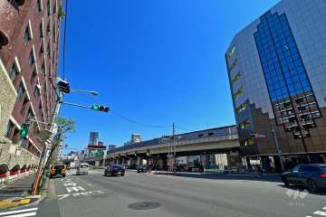 敷地南側の前面道路（西側から）