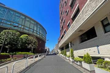 敷地西側の前面道路（南側から）