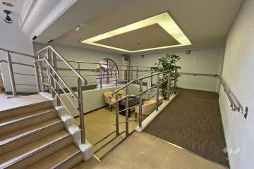 エントランス内はスロープ付きです。