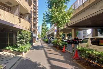 敷地南側の前面道路（六本木通り、首都高速3号渋谷線）