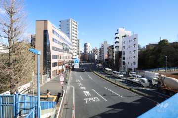 敷地南側の前面道路(西側から)
