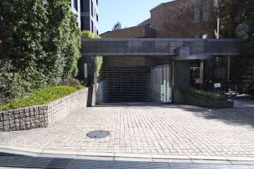 駐車場の出入り口（リングシャッター付き）