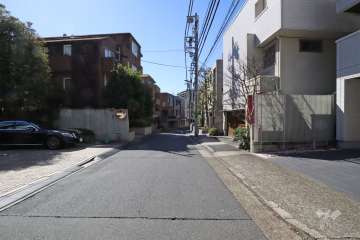 敷地西側の前面道路(北側から)