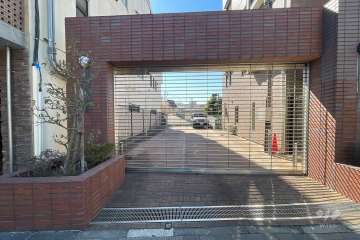 駐車場の出入口（リングシャッター付き）