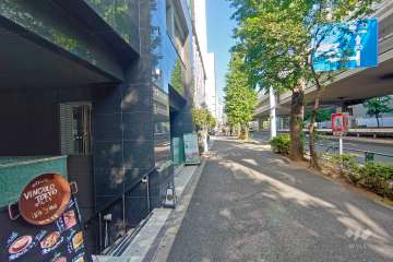 敷地南側の前面道路（西側から）