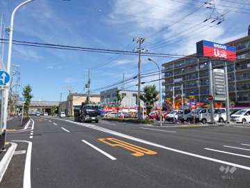 敷地の約30m西側を4車線の通り（県道）が走っています。