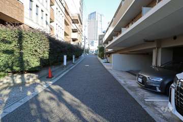 敷地北側の前面道路（西側から）