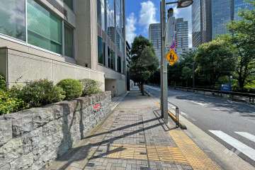 敷地の北西側の前面道路