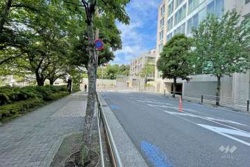 敷地の北西側の前面道路