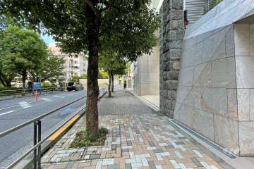 敷地の北西側の前面道路