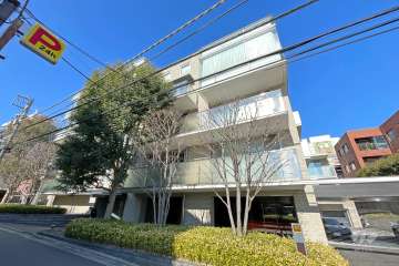 プラウド南青山の外観（東側から）