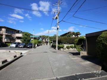周辺は第1種低層住居専用地域に指定された緑豊かな住宅地です。