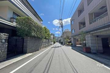 敷地北東側の前面道路（北西側から）