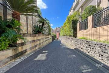 敷地の南東側の前面道路（北東側から）