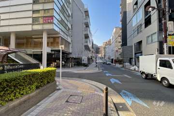 敷地西側の前面道路