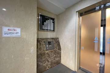 エントランスはオートロック付きです。