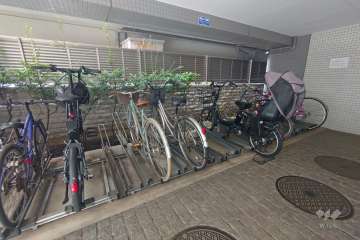 屋内に設けられた駐輪場