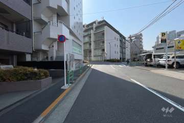 敷地西側の前面道路