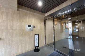 エントランスはオートロック付きです。