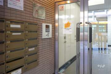 エントランスはオートロック付きです。