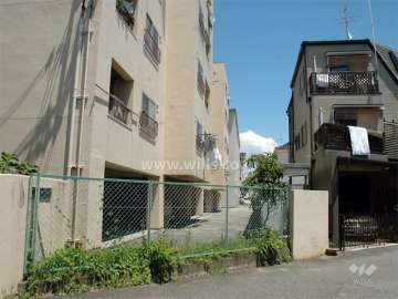 敷地の南側は一戸建てが建ち並ぶ住宅地。