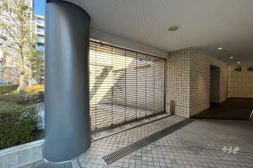 駐車場入り口（リングシャッター付き）