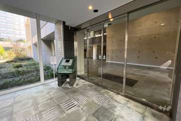 エントランスはオートロック付きです。(サブ)