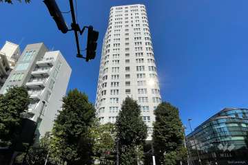 青山ザタワーの外観（西側から）