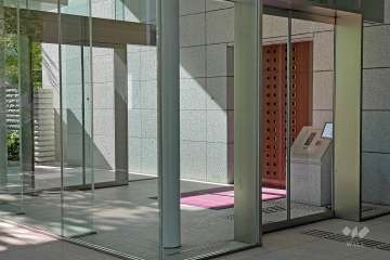 エントランスはオートロック付きです。