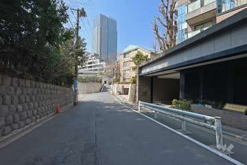 敷地南東側の前面道路（北東側から）