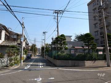 敷地北側の前面道路。周辺は区画の整った住宅地です。