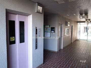 エントランスホール。エレベーターにはモニターが設置されています。