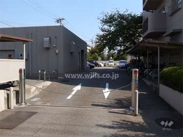 駐車場入口（ロボットゲート付き）