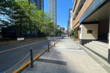 敷地南東側の前面道路（北東側から）