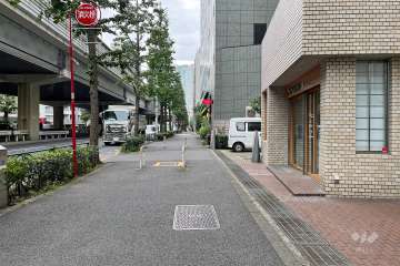 敷地北側の前面道路（西側から）