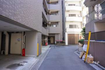敷地東側の前面道路（北側から）